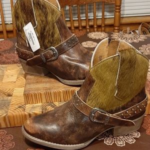 NWT Sterling Boots Size 9.5